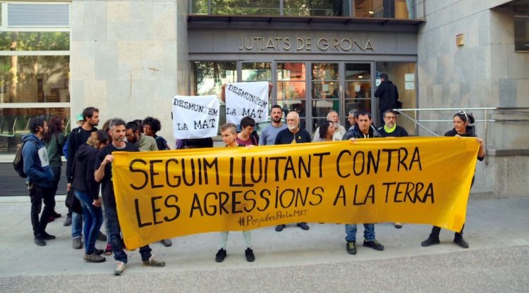 Alguns dels encausats amb persones que els donen suport, aquest matí. ACN