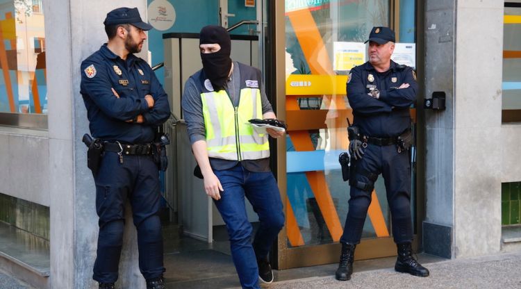 Entrada de la seu de la Fundació Plataforma Educativa, a Girona, custodiada per la policia espanyola. ACN