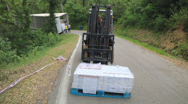 En primer pla el toro carregat amb un palet del camió bolcat a Riudarenes (Selva). ACN