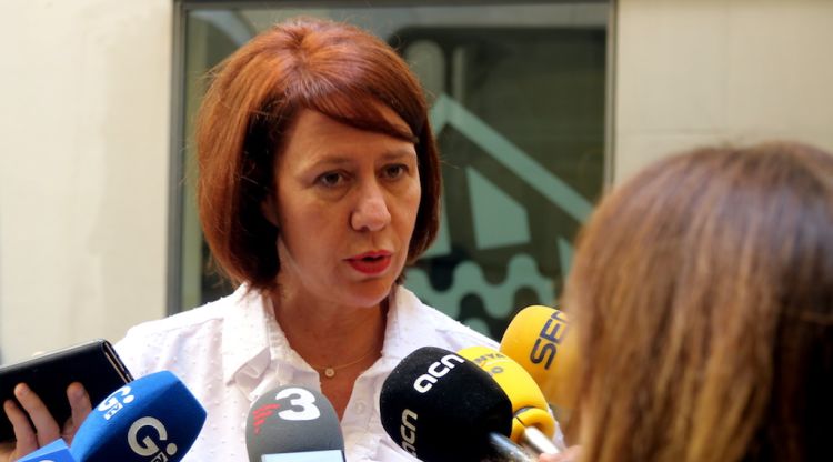 L'alcaldessa de Girona, Marta Madrenas, atenent els mitjans aquest matí. ACN