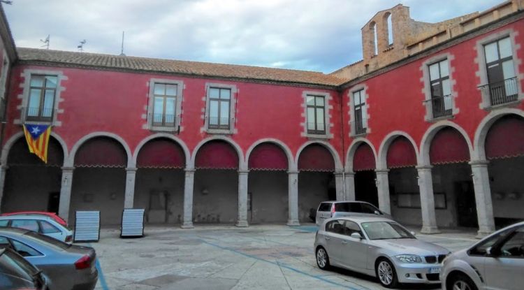 Façana de l'Ajuntament de Castelló d'Empúries. Pere Guiu