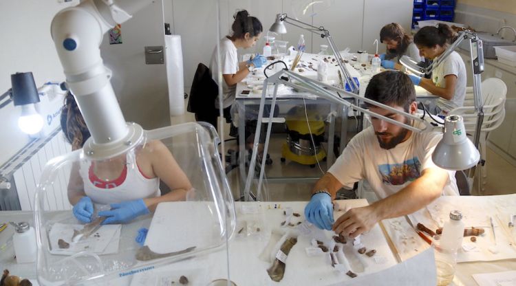 El laboratori on restauren i consoliden les troballes fetes durant les excavacions al Camp dels Ninots de Caldes. ACN