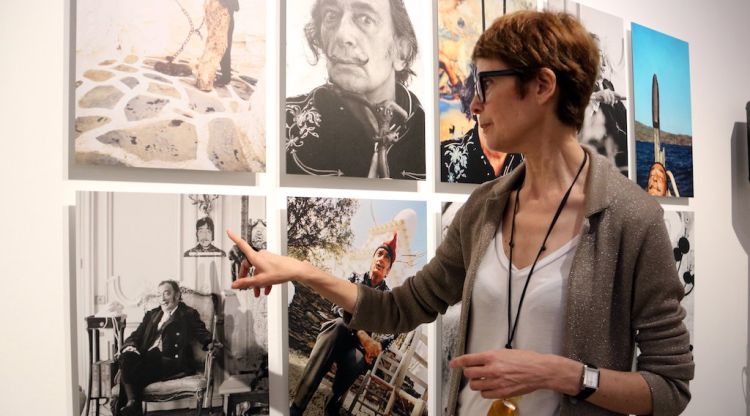 La directora dels Museus Dalí, Montse Aguer, mostrant algunes de les fotografies que es poden veure a l'exposició. ACN