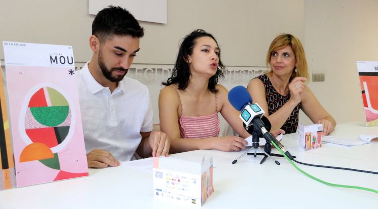 Els promotors del certamen, Roger Fernández i Georgina Avilés, amb l'alcaldessa de Figueres, Marta Felip. ACN