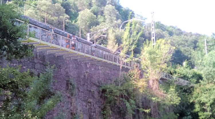 Imatge de com quedaria el futur carril bici que ha d'enllaçar Celrà amb Girona i que passarà suspès sobre el riu Ter