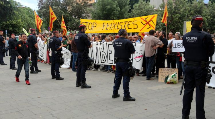 Els manifestants contraris a l'acte de Tabàrnia i el cordó policial a l'entrada de la Coma Cros. ACN