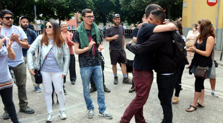 El jove investigat pel tall a les vies del TAV a Girona el 8-N, rebent el suport dels manifestants
