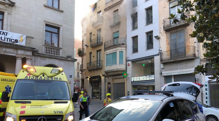 El fum sortint per una de les finestres de l'edifici. Aj. de Figueres