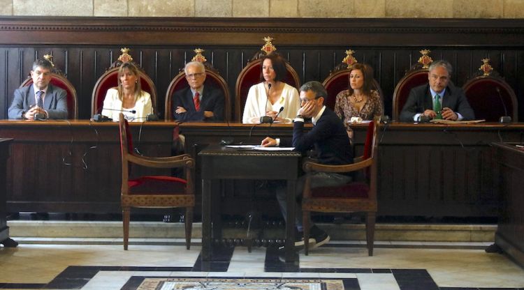 La taula que presideix el ple de Girona, amb la cadira buida d'Isabel Muradàs a la dreta. ACN
