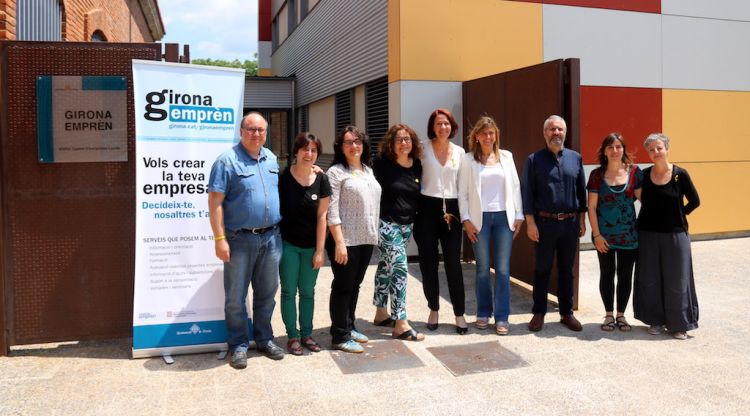 L'alcaldessa de Girona, Marta Madrenas, amb la regidora Glòria Plana i treballadors del servei Girona Emprèn. ACN