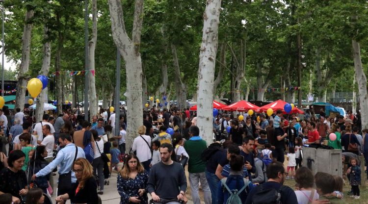 El Parc de la Devesa de Girona amb famílies passejant durant el Festivalot. ACN