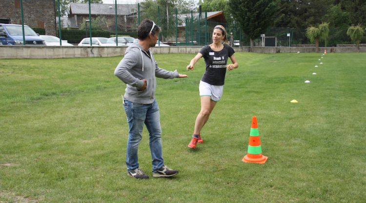 Una noia fent el Test de Cooper a Llívia, dins l'estudi voluntari. ACN