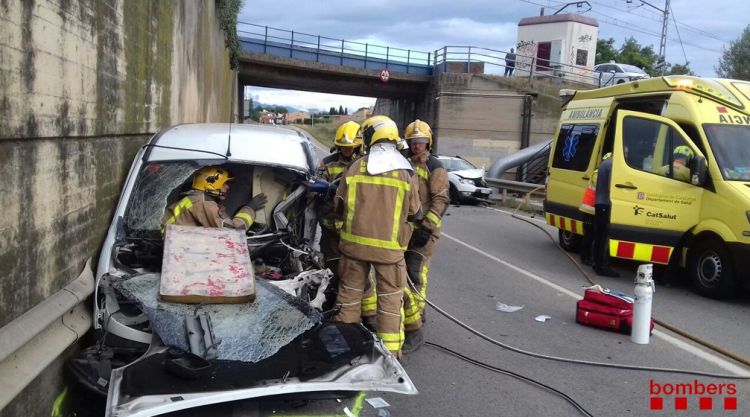 Els Bombers excarcerant el conductor de la furgoneta