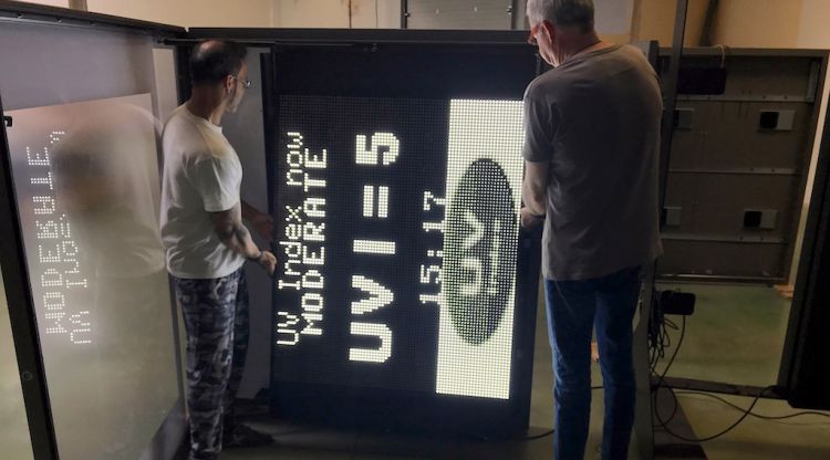 Un dels prototipus de pantalles led que informen de la radiació solar en temps real, a la seu de l'empresa palamosina