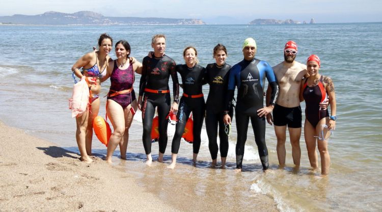 Els nedadors que han participat en la nedada reivindicativa per defensar el corall vermell. ACN