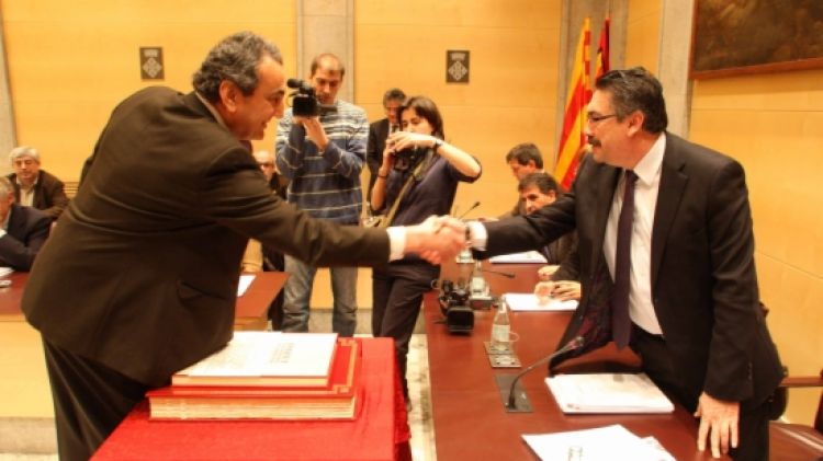 Pere Cabarrocas donant la mà al president de la Diputació, Enric Vilert © ACN