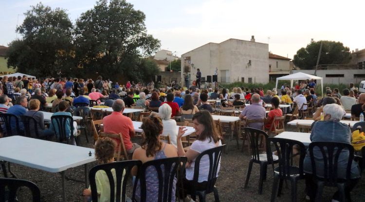 Un moment de l'acte amb els veïns escoltant els parlaments a Verges. ACN