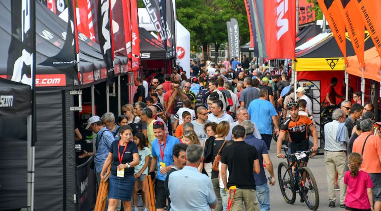 Esplanada de Fontajau plena de visitants passejant en aquesta 2a edició de la Sea Otter Europe. ACN