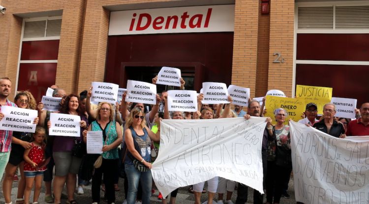 La concentració davant iDental de Girona. ACN