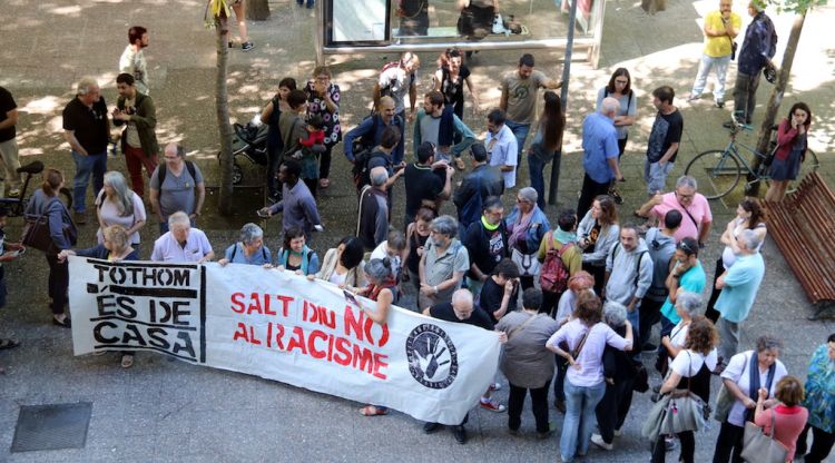 Concentració de suport als tres activistes de l'Espai Antiracista investigats. ACN