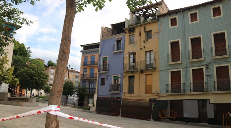 Al mig, l'edifici esfondrat al nucli antic d'Olot. ACN
