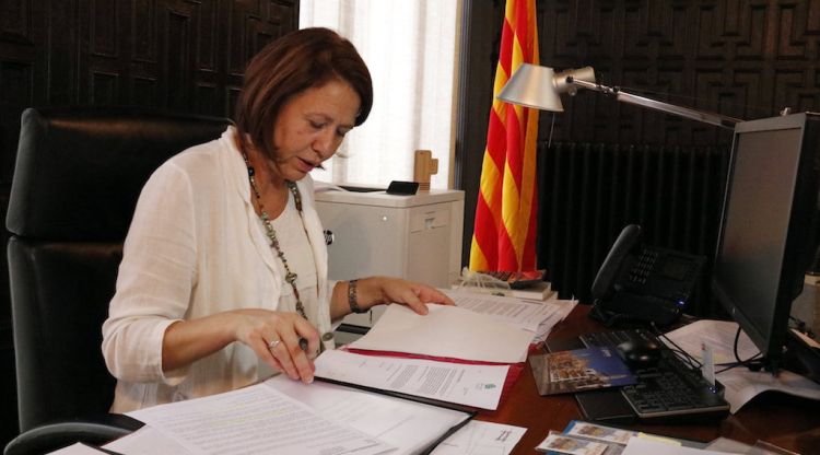 Pla general de l'alcaldessa de Girona, Marta Madrenas, treballant al seu despatx, aquest matí. ACN