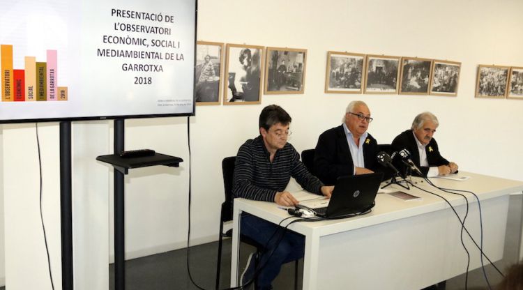 Les autoritats presentant l'informe de l'Observatori Econòmic de la Garrotxa a Olot. ACN