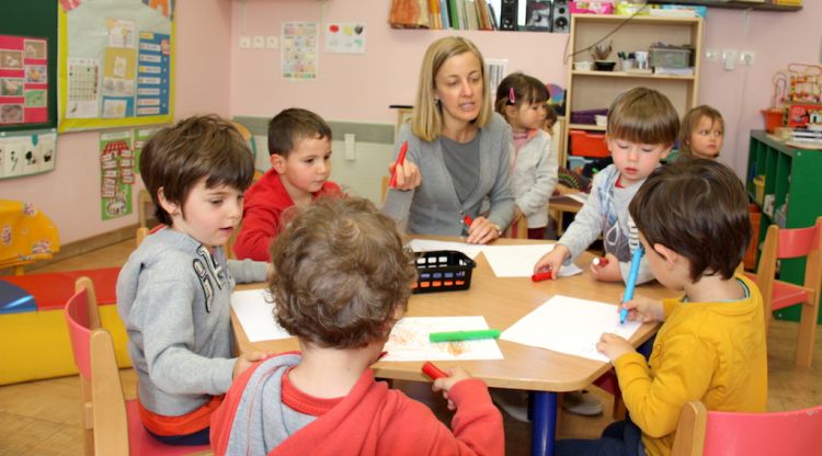 Pla general d'un grup d'alumnes i una mestra de l'escola Jordi Pere Cerdà de Sallagosa (Alta Cerdanya) fent classe. ACN