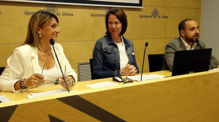 La tinenta d'alcalde Glòria Plana; l'alcaldessa de Girona, Marta Madrenas, i l'impulsor de la Reforma Horària, Fabián Mohedano (arxiu). ACN