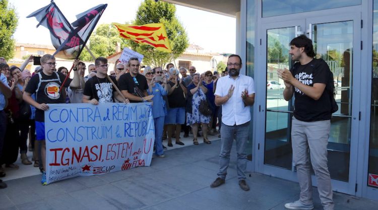 L'alcalde de Verges, Ignasi Sabater, sortint dels Jutjats de la Bisbal d'Empordà. ACN