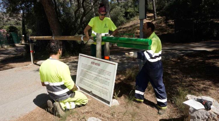 Els operaris col·locant la tanca per impedir l'accés