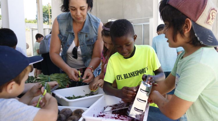 Alumnes de l'escola Mn. Joan Batlle de Blanes realitzant una activitat per descobrir els pigments naturals. ACN