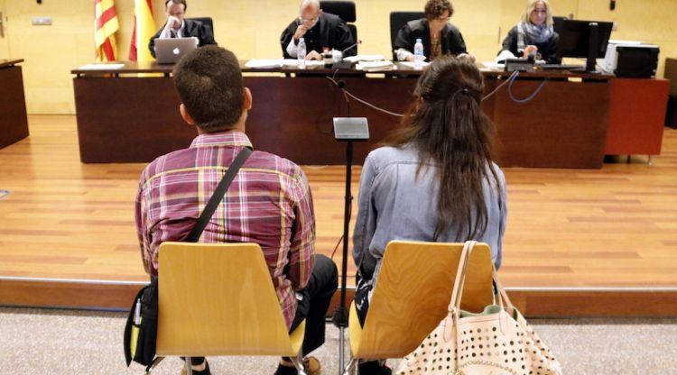 D'esquenes i al costat de la intèrpret, l'acusat de violar, maltractar i amenaçar la dona. ACN