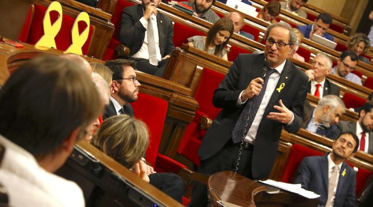 El president de la Generalitat, Quim Torra, dirigint-se al líder dels comuns, Xavier Domènech, aquest matí. ACN