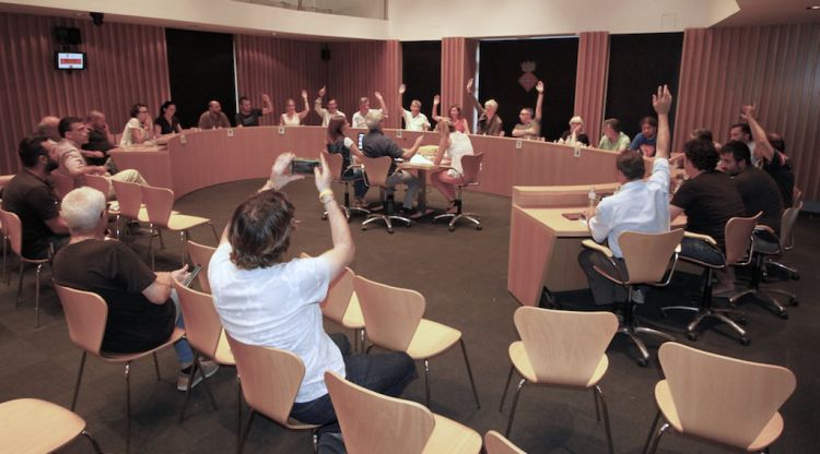 Els regidors de l'Ajuntament de Blanes durant la votació dels pressupostos. ACN