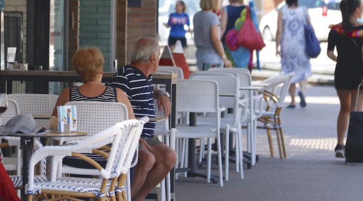 Turistes a la terrassa d'un establiment de Lloret de Mar (arxiu). ACN