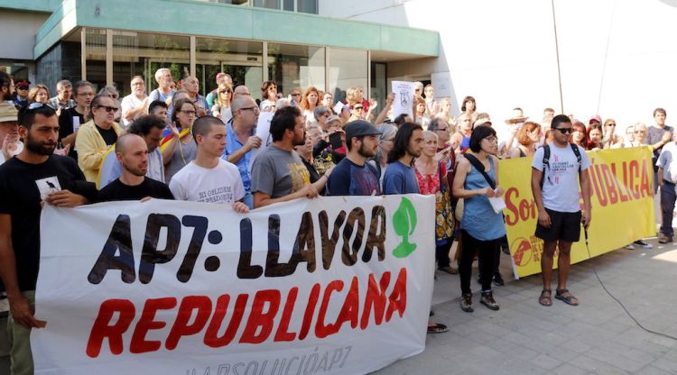 Concentració de suport als onze activistes investigats per tallar l'AP-7 i l'N-II a l'Alt Empordà. ACN