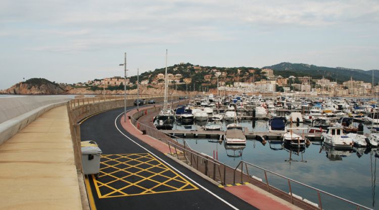 El vial d'accés a la dàrsena esportiva de Sant Feliu de Guíxols que s'ha pavimentat