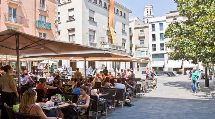 Terrasses ocupant la via pública a la plaça de l'Ajuntament de Figueres. Vist Figueres
