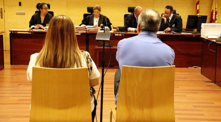 Els dos acusats d'estafa davant el tribunal de l'Audiència de Girona, aquest matí. ACN