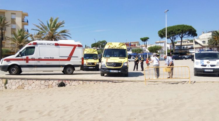 Els serveis d'emergència a la platja de Riells de l'Escala, aquest matí. Creu Roja Girona