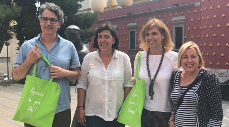 Marta Felip amb l'equip de la campanya de promoció de la ciutat que oferirà autobusos gratuïts als turistes