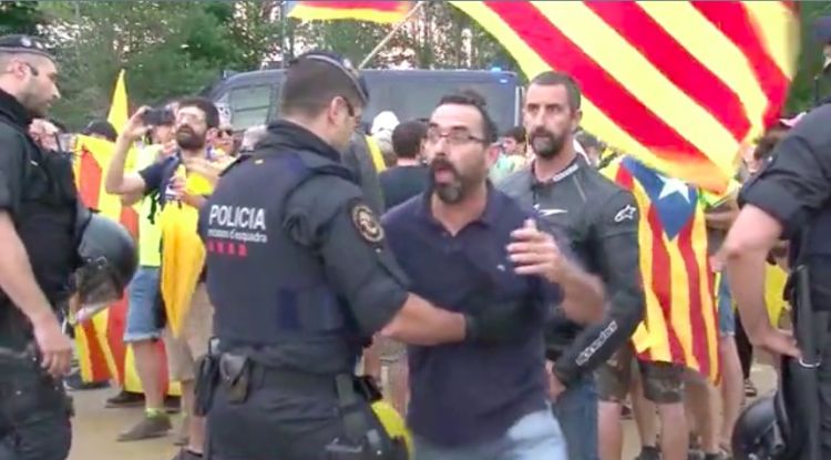 Durant la manifestació s'han viscut moments de tensió entre CDR i Mossos d'Esquadra