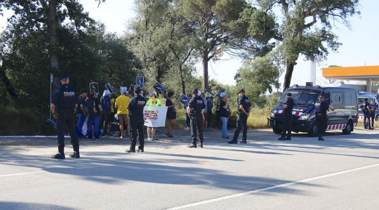 El cordó policial dels Mossos d'Esquadra i la concentració de rebuig a Felip VI. ACN