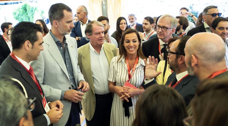 Felip VI participant a la jornada 'Rescatadors de Talent' i conversant amb els joves aquest matí. ACN