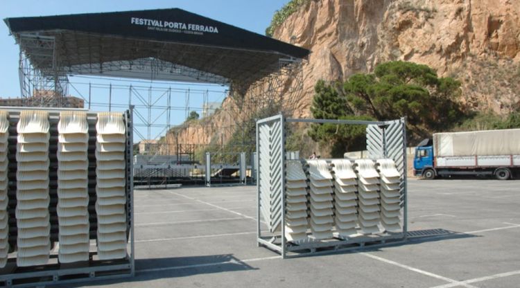 Muntatge de les grades per al festival de Porta Ferrada de Sant Feliu de Guíxols