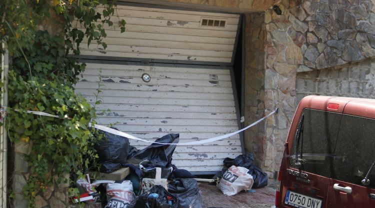 El garatge del número 841 del carrer de Gurri, a Riells i Viabrea, on van trobar els cadàvers. ACN