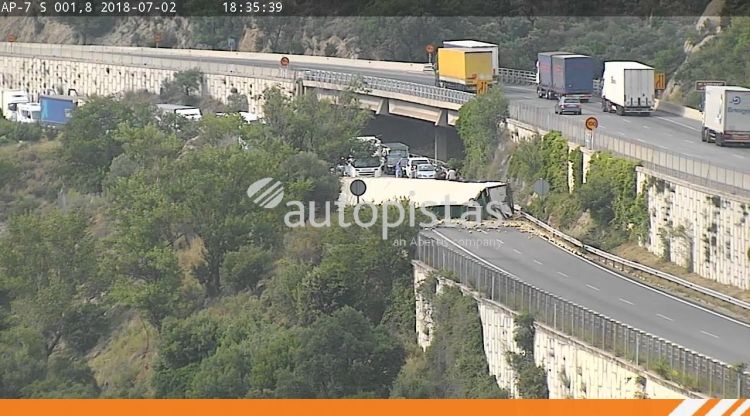 El camió accidentat tallant l'autopista. Tráfico Autopistas