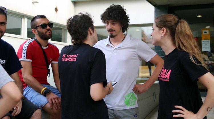 L'activista investigat per les pintades a la subdelegació del govern espanyol a la sortida dels jutjats de Figueres. ACN