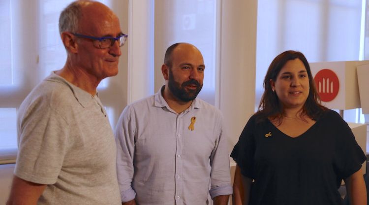 Els vicepresidents de l'ANC i Òmnium Josep Cruanyes i Marcel Mauri conversen amb la portaveu de l'ACDC Alba Puig. ACN